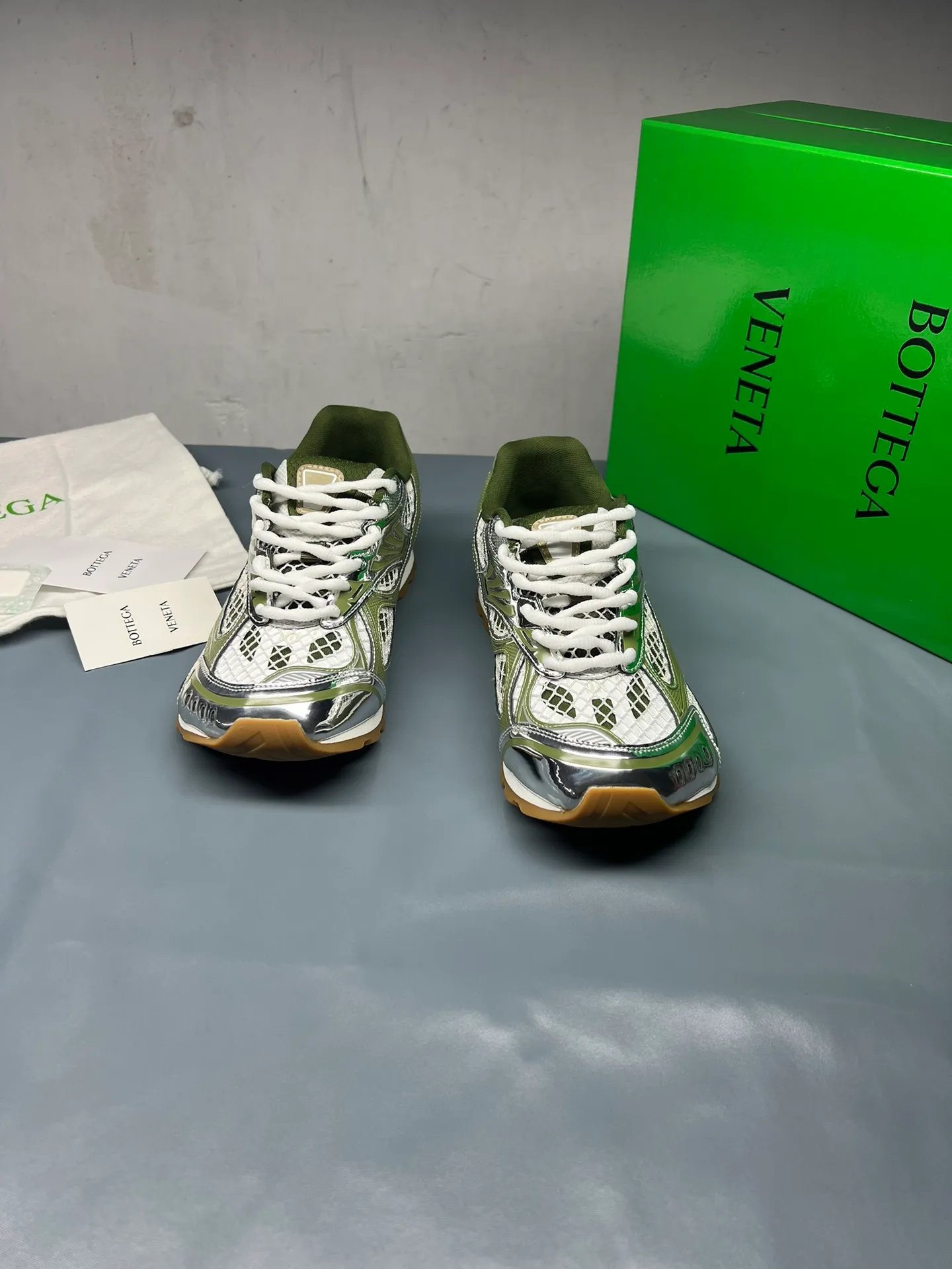 👟👟Ex-factory price 600👟👟 Men's size +10 Real photos 🔥🔥BV Orbit sneakers Wang Yibo's same style couple's dad shoes Runner sneakers, made of lightweight technical mesh fabric. Matched with geometric pattern designed rubber outsole, Wang Zha series high version. Look for the package technology. It is actually a lot taller, but the legs are still slim. Very nice, playable and durable. Matched to the standard💯 Package shoe technology. Look for the high version. The outsole is made of color-blocked TPU outsole. Women's model 35 36 37 38 39 40 41 42 (40 41 42 43 44 45 customized) (Customer logo can be accepted without refund or exchange at a favorable price) Equipped with original packaging